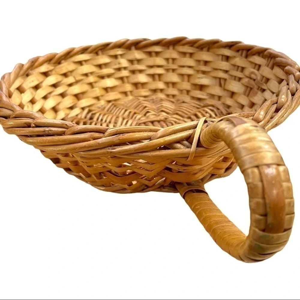 𝅺rattan wicker basket with handle, vintage, handmade, about 8 inch diameter,